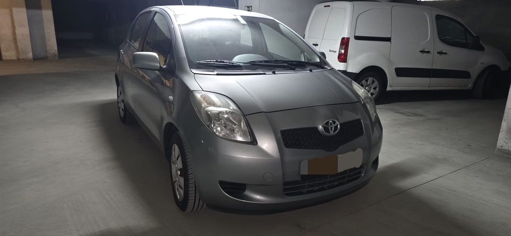 Toyota Yaris 1.0  com ar condicionado