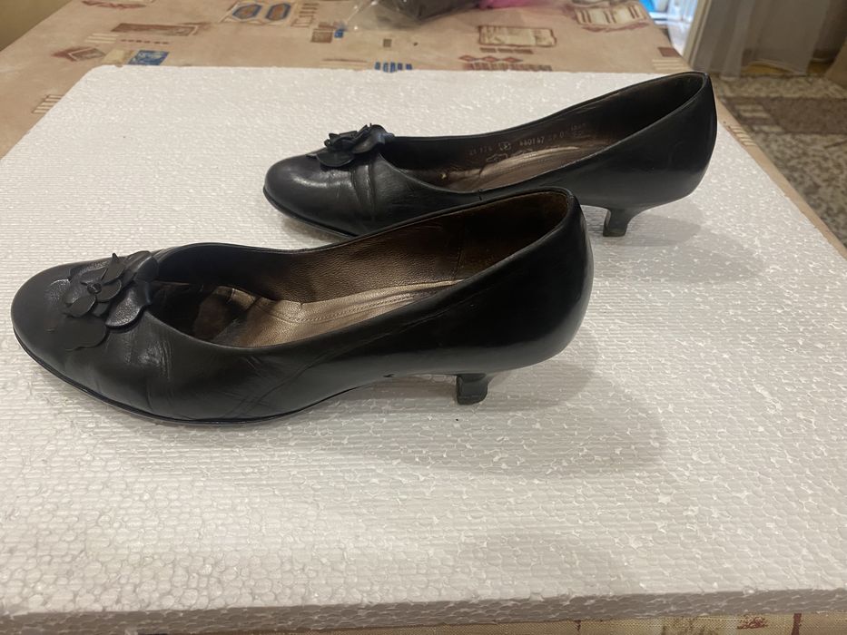 Продам босоножки 2 пары