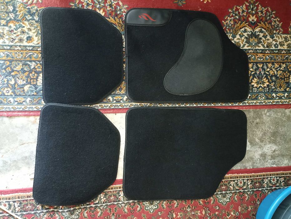 Tapetes universais para carro pequeno