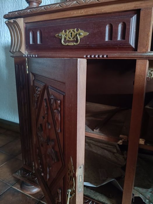 Cristaleira em madeira trabalhada