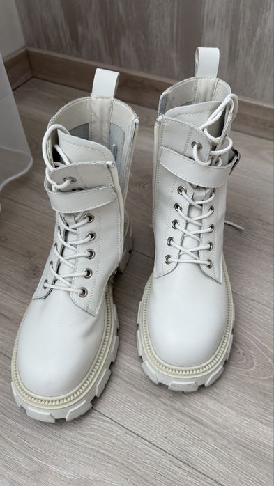 Стильні ботинки майже нові