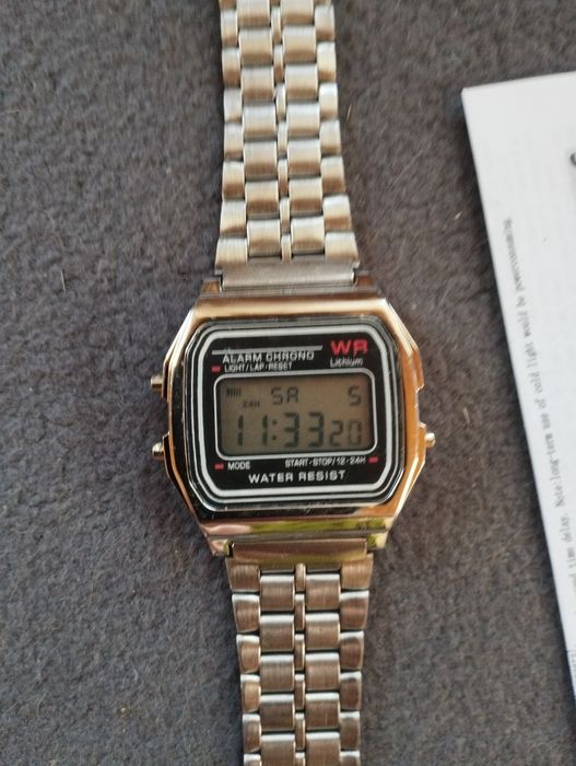 Ретро стильний олдскульний годинник Montana