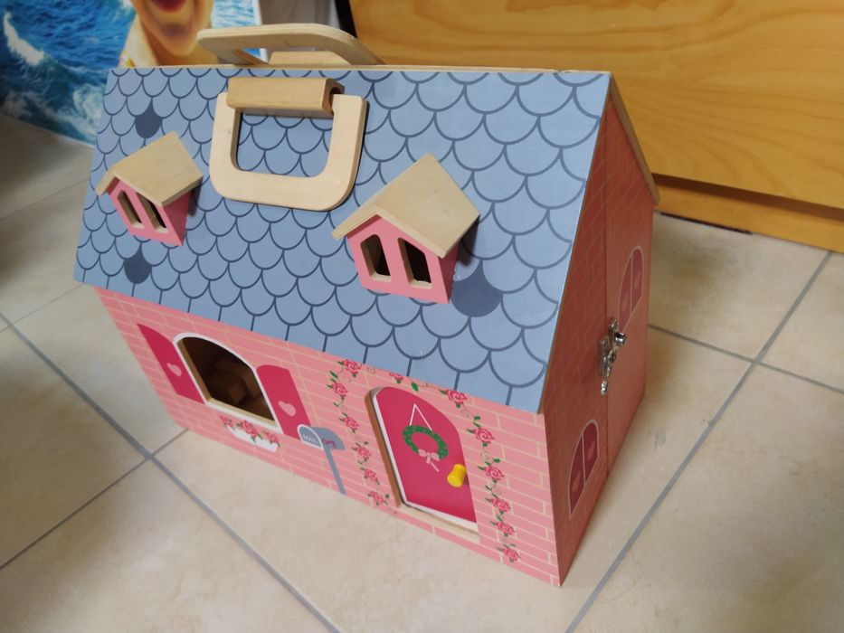Casa de bonecas portátil