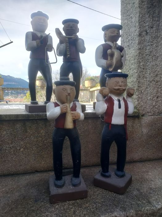Figuras em Madeira