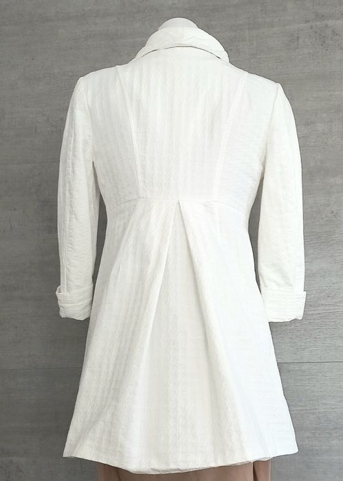 Biały płaszcz, płaszczyk Mohito,uroczystości. Roz. M, stan bdb.