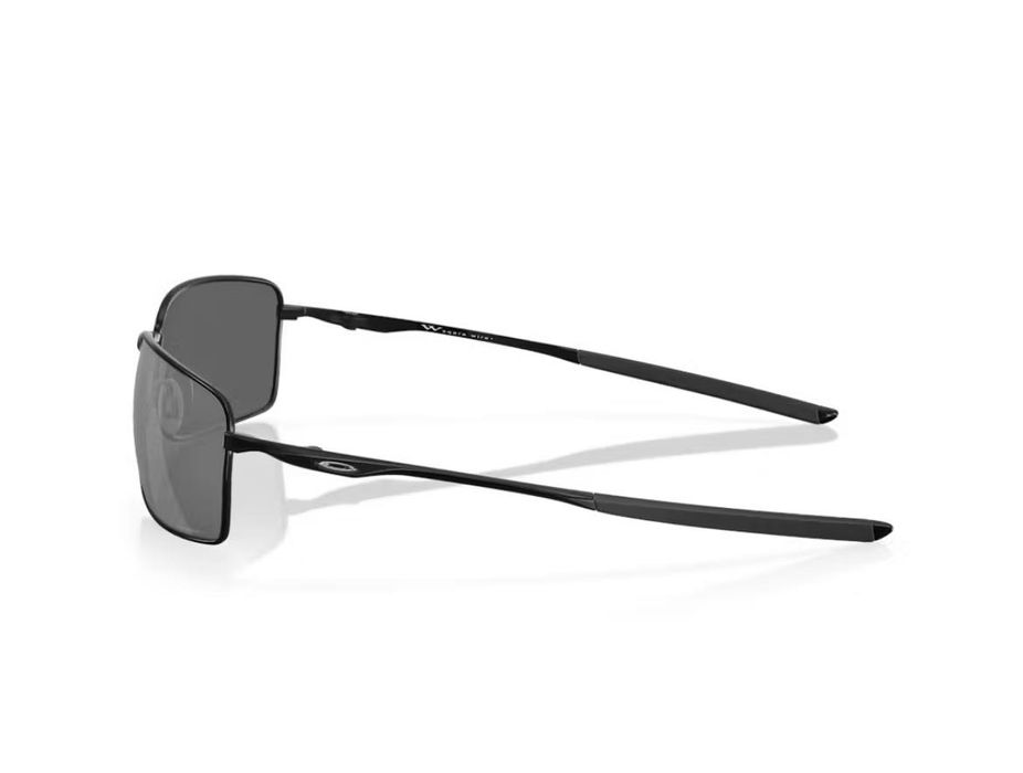 Os óculos na imagem são os Oakley Square Wire,