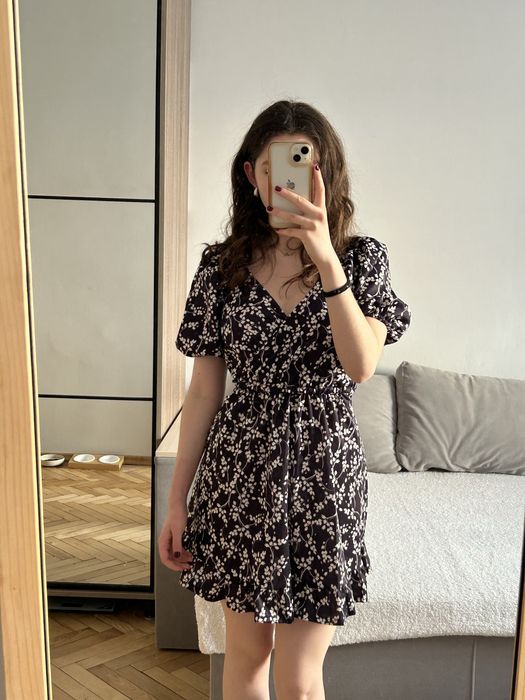 Сукня у квіточку на завʼязках