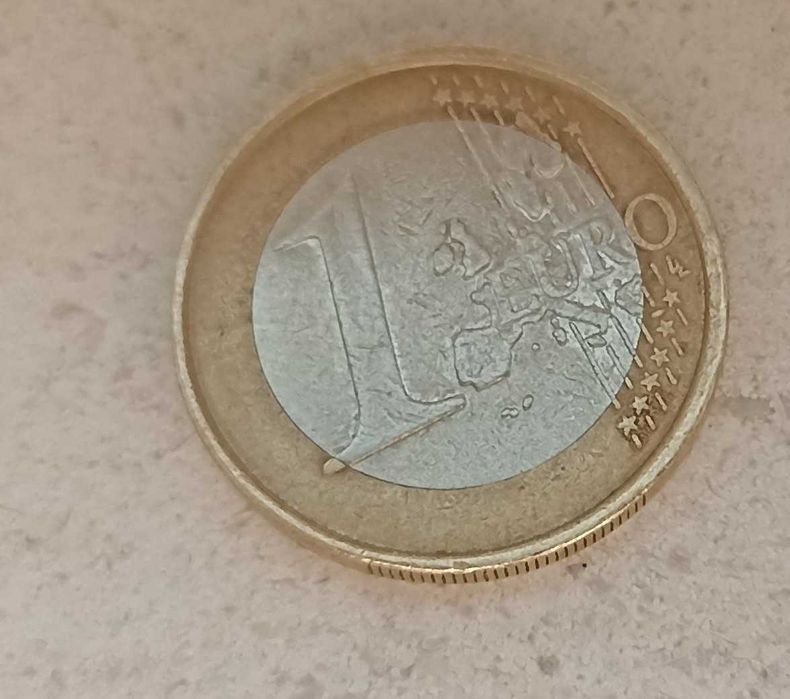 1 euro de 2004 da Bélgica com excesso de metal e outras imperfeições