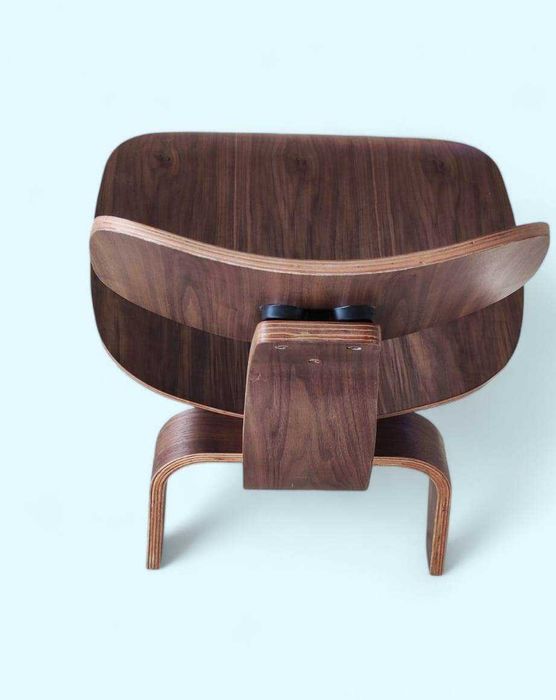 Poltrona de madeira compensada nogueira moldada escultural