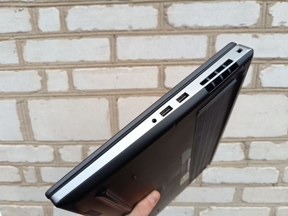 з Face ID 6 ядер, Ігровий ноутбук DELL (Xeon/32/512/P3200 6GB)