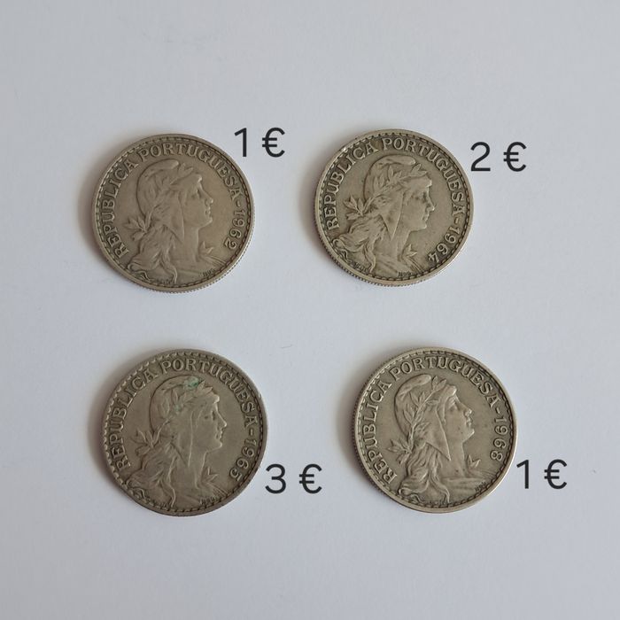 Moedas de 1 escudo de anos diferentes