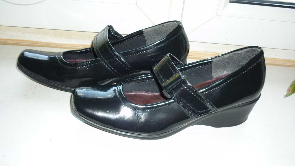 Clarks soft- lakierowane czółenka  r; 41