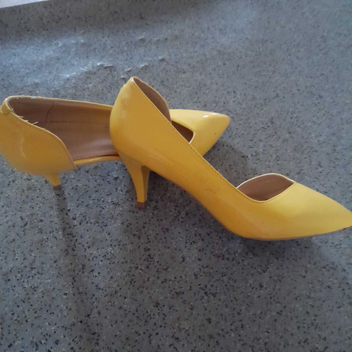 Buty damskie żołte na niskiej szpilce