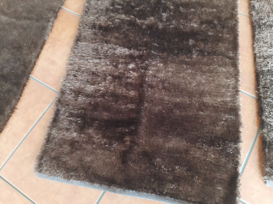 Conjunto de três tapetes castanhos