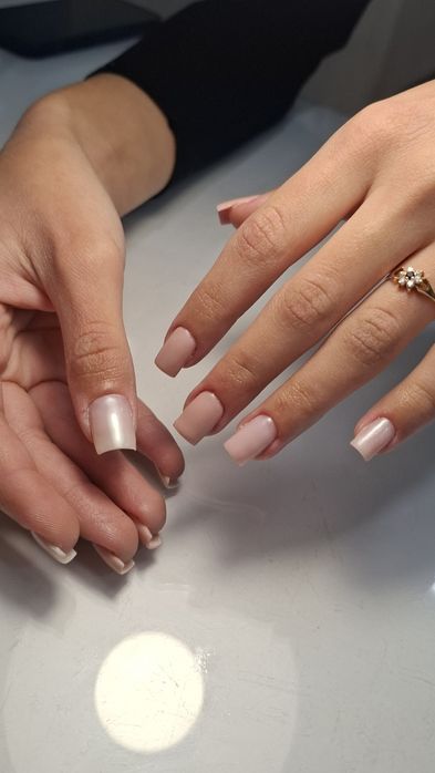 Манікюр та нарощування нігтів