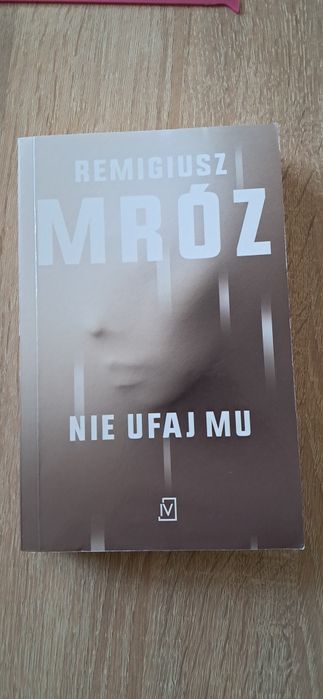 Książka "Nie ufaj mu" Remigiusza Mroza