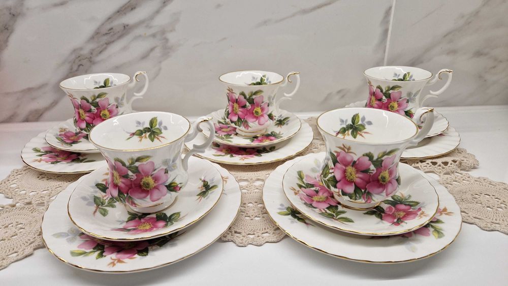 Royal Albert тріо "шипшина"