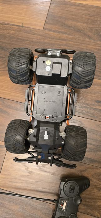 Машинка на радіоуправлінні. Машинка з пультом