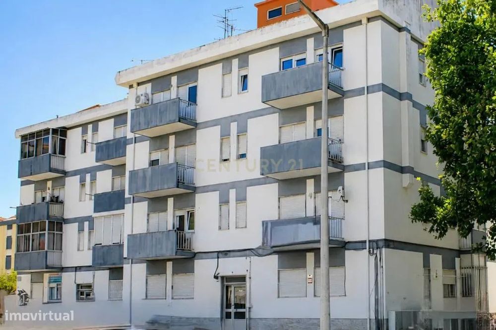 Apartamento T3 transformado em T2 | Amora