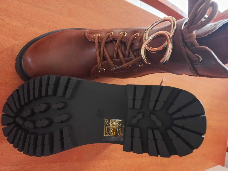 Botas castanhas novas