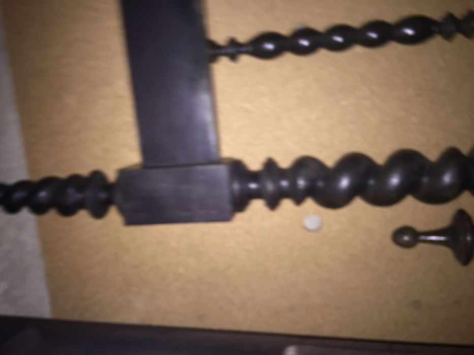 Cama de casal estilo clássico antigo