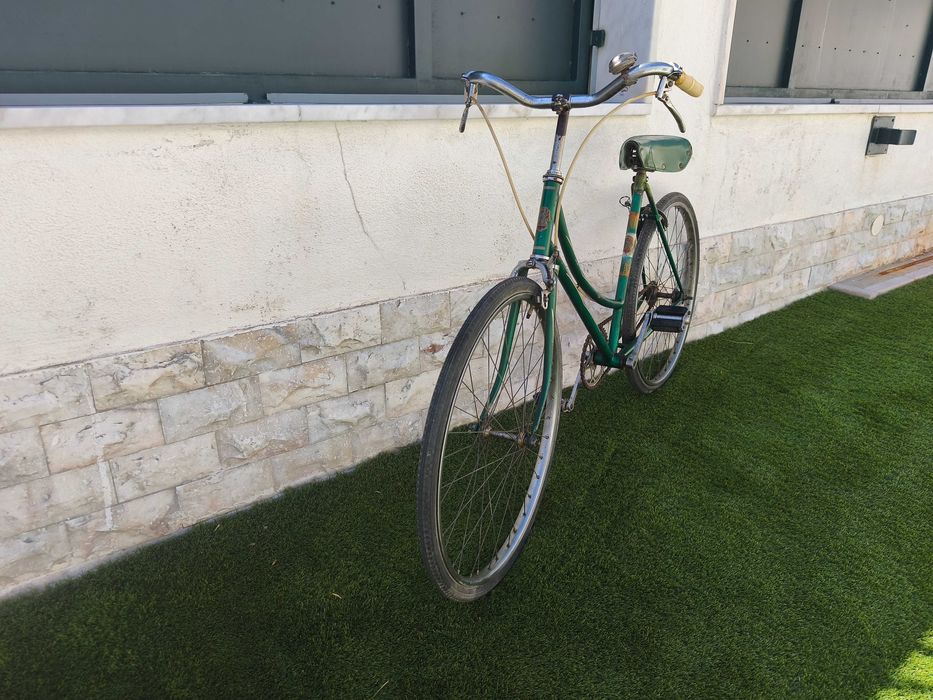 Bicicleta antiga (1972),  roda 24, marca Paraíso, modelo Vilar, em estado razoável