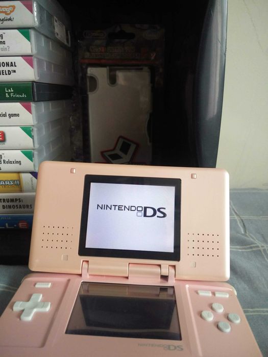 Nintendo DS Pink na caixa e 4 jogos