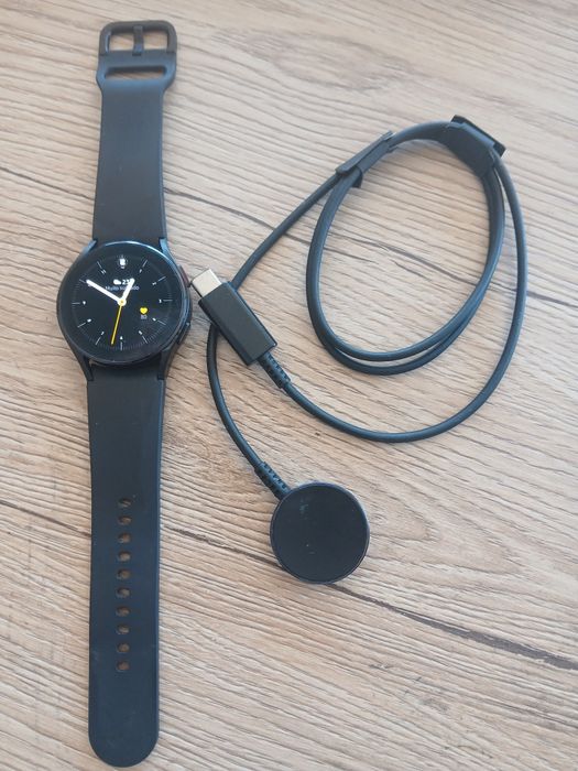 Samsung Galaxy Watch4  - com fio carregador a funcionar perfeitamente