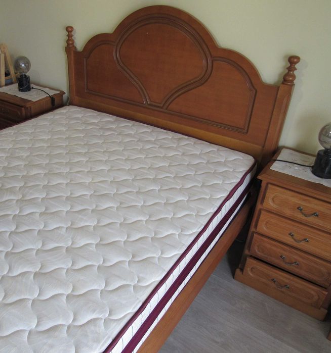 cama + estrado + colchão + 2 mesas de cabeceira