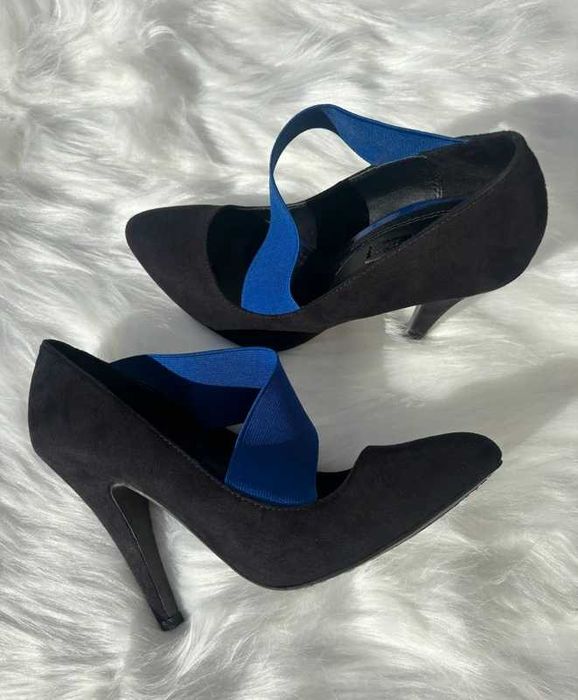 Sapatos Zara Trafaluc Pretos com Detalhe Azul - Elegância e Conforto!