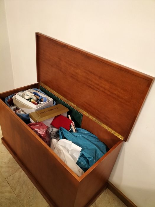 Arca de madeira com tampo com vidro .