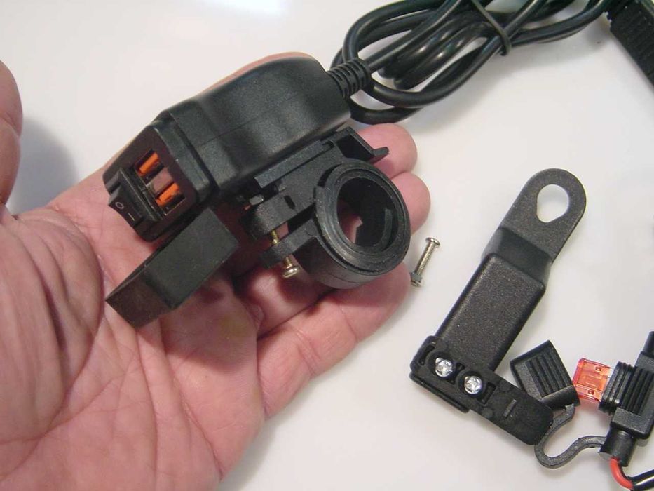 Carregador USB com voltímetro