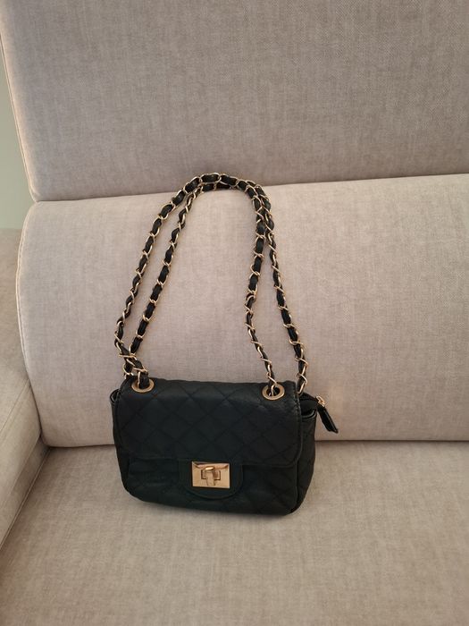 Mala preta a tiracolo