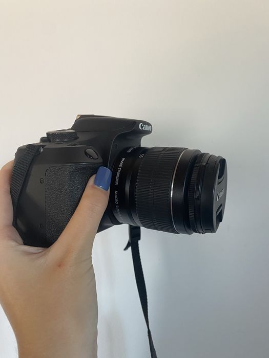 Canon EOS 2000D.