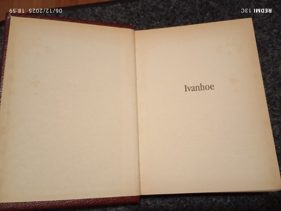 Livro antigo 'Ivanhoe"