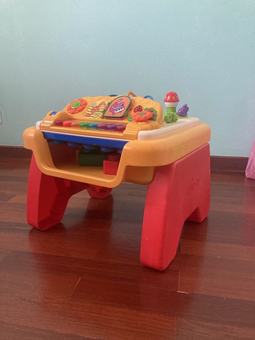 Mesa de atovidades Bebe
