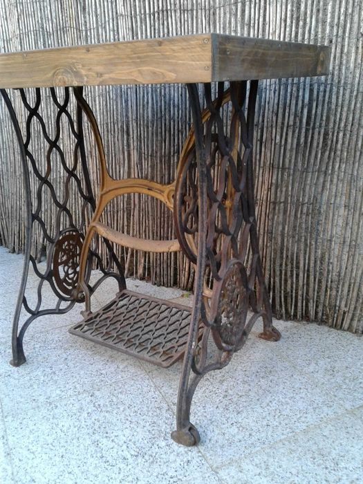 Mesa em ferro antigo
