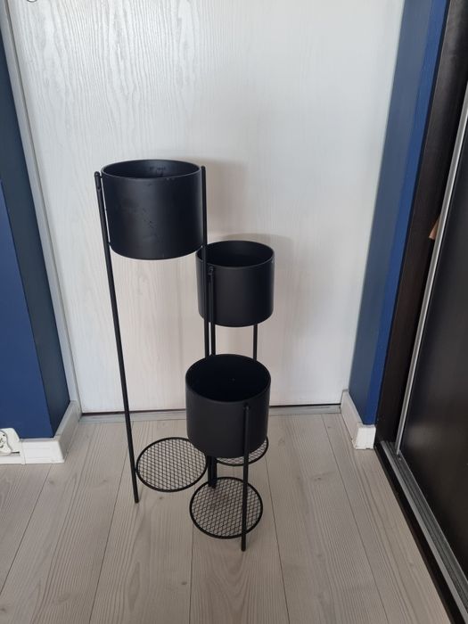 Stalowy kwietnik trzy poziomowy czarny mat  na 3 kwiatki