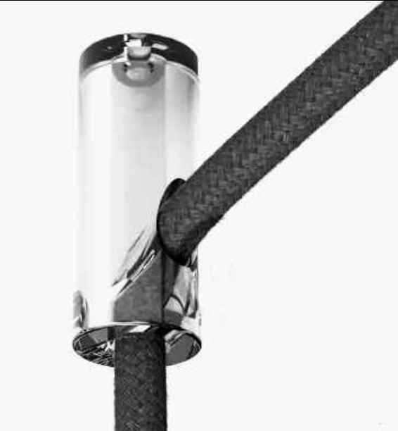 Candeeiro suspenso em metal preto