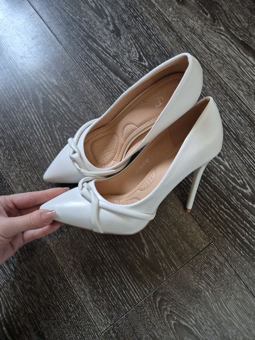 Жіночі білі туфлі на шпильці