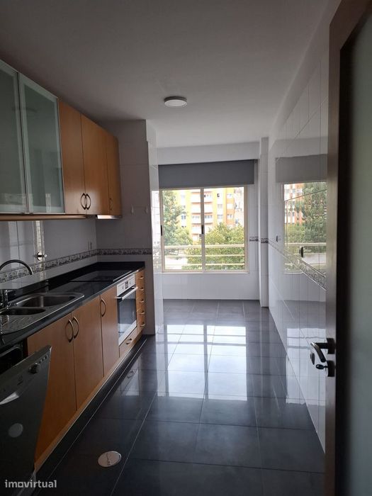 Apartamento para Arrendamento em Excelente Estado