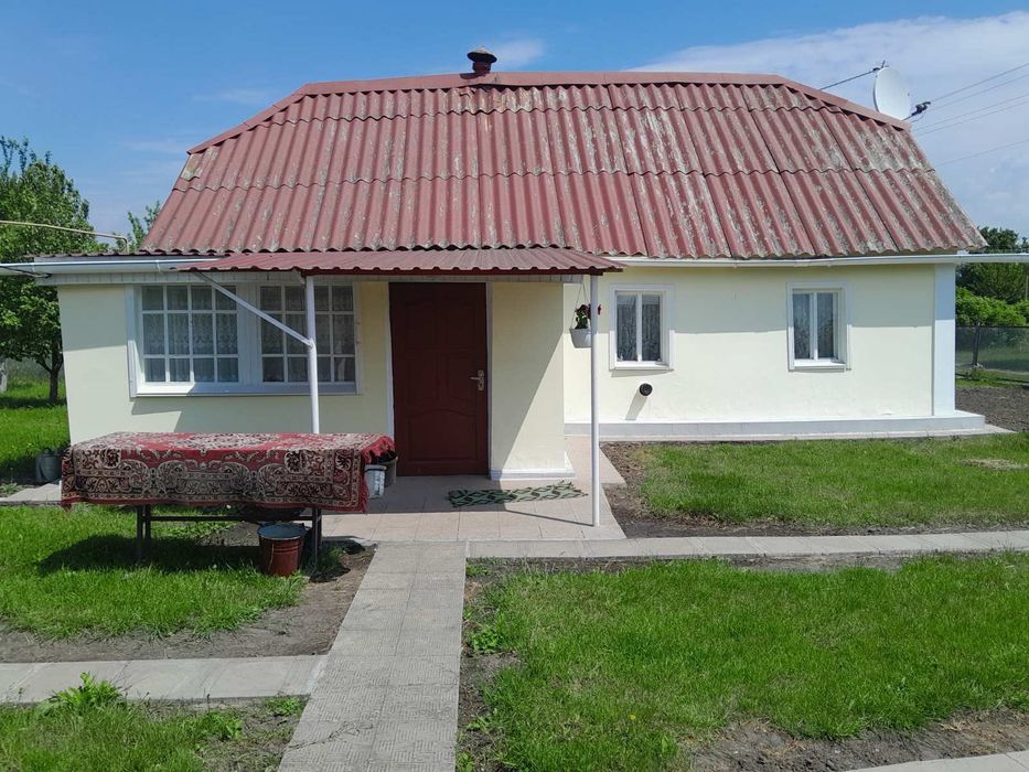 Продається садиба з будинком і присадибними будівлями.