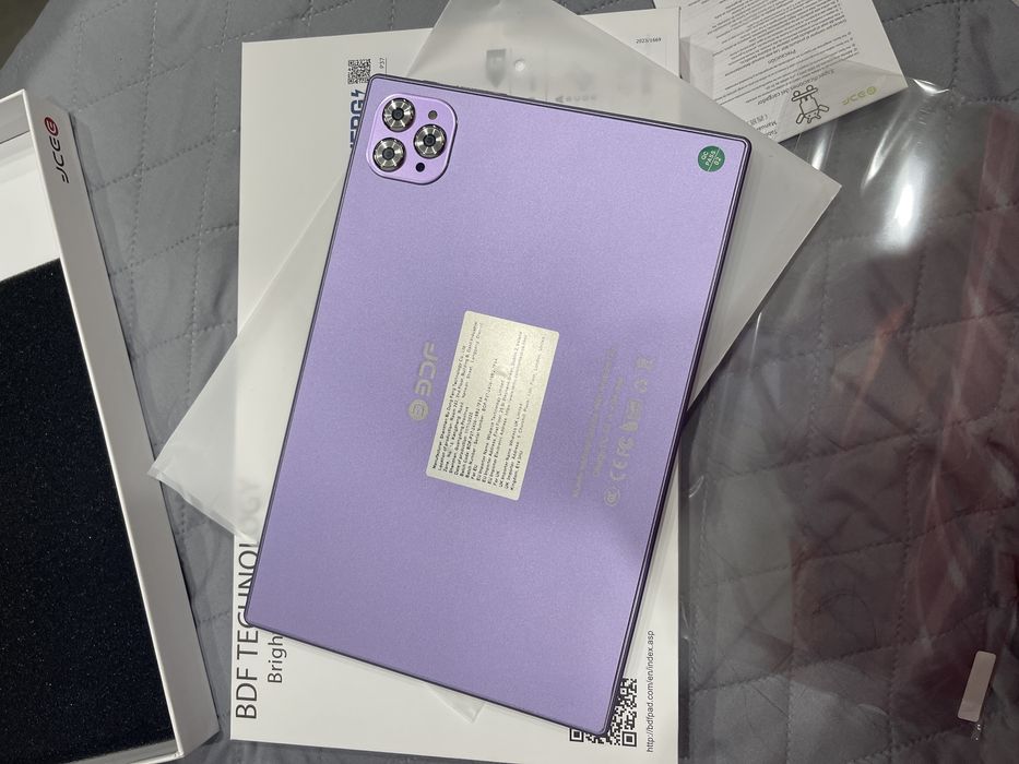 Планшет в гламурному пурпуровому кольорі