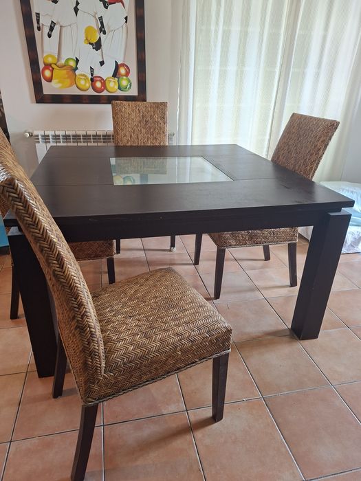 Mesa de jantar e 4 cadeiras