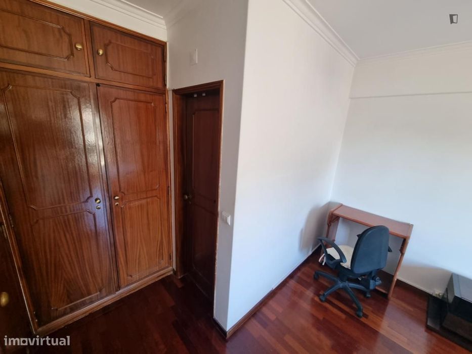 Quarto - localizado em Carcavelos Lisbon
