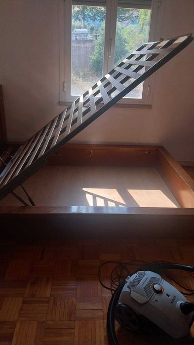 Cama de casal estilo sommier usada