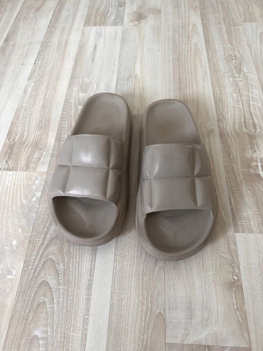 Літні шльопанці HM