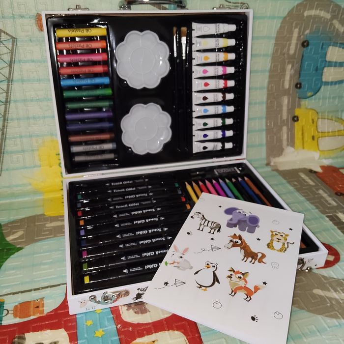 Художній набір для малювання 68 предметів у кейсі олівці маркери фарби