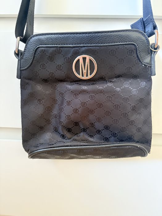 Torebka czarna na ramię listonoszka Mohito