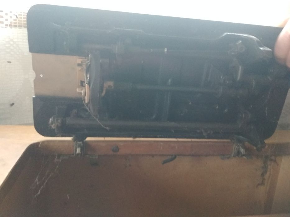 Швейна машинка ножна.